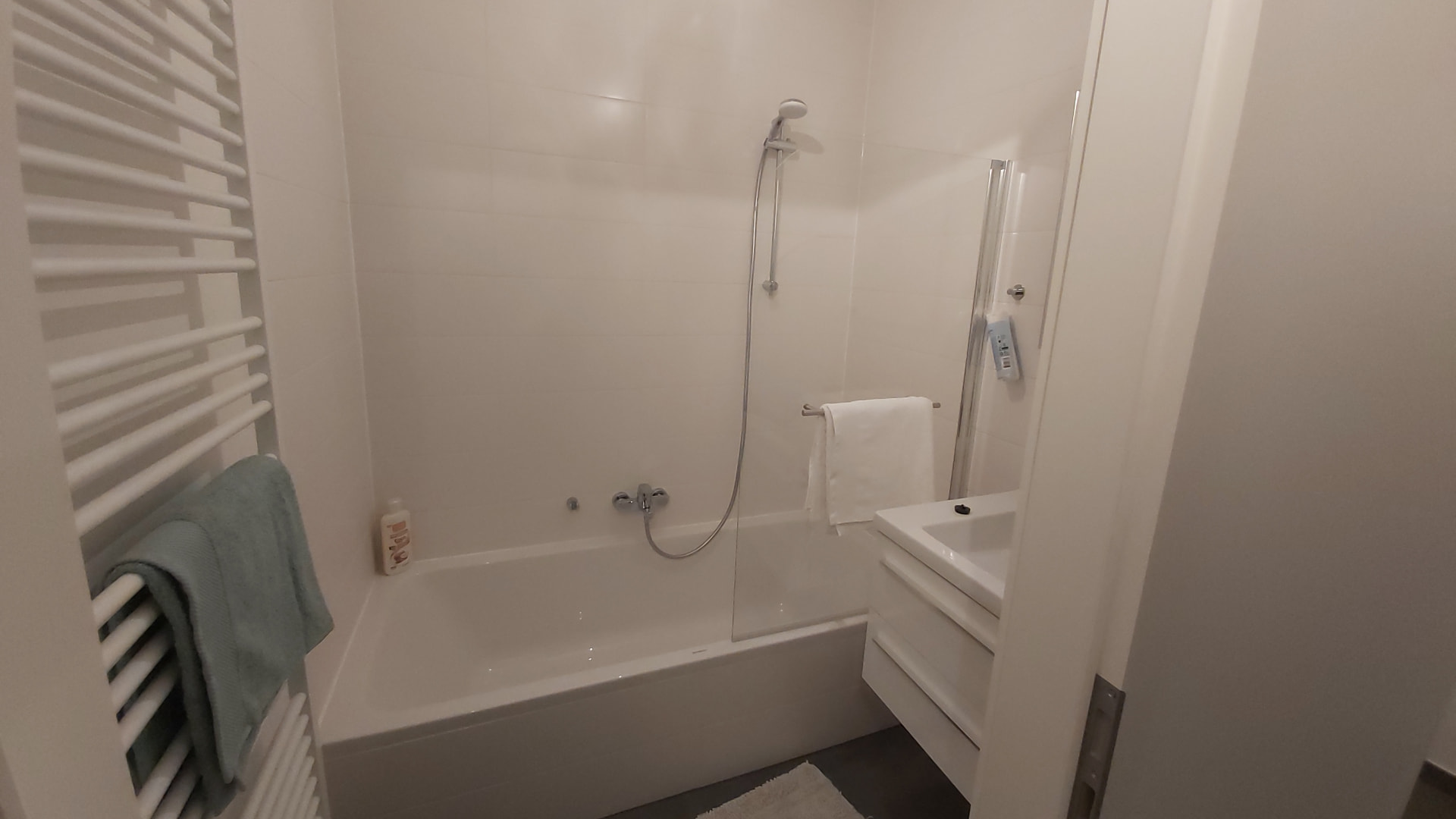 Baignoire du Courbevoie lodge avec pare-baignoire en verre
