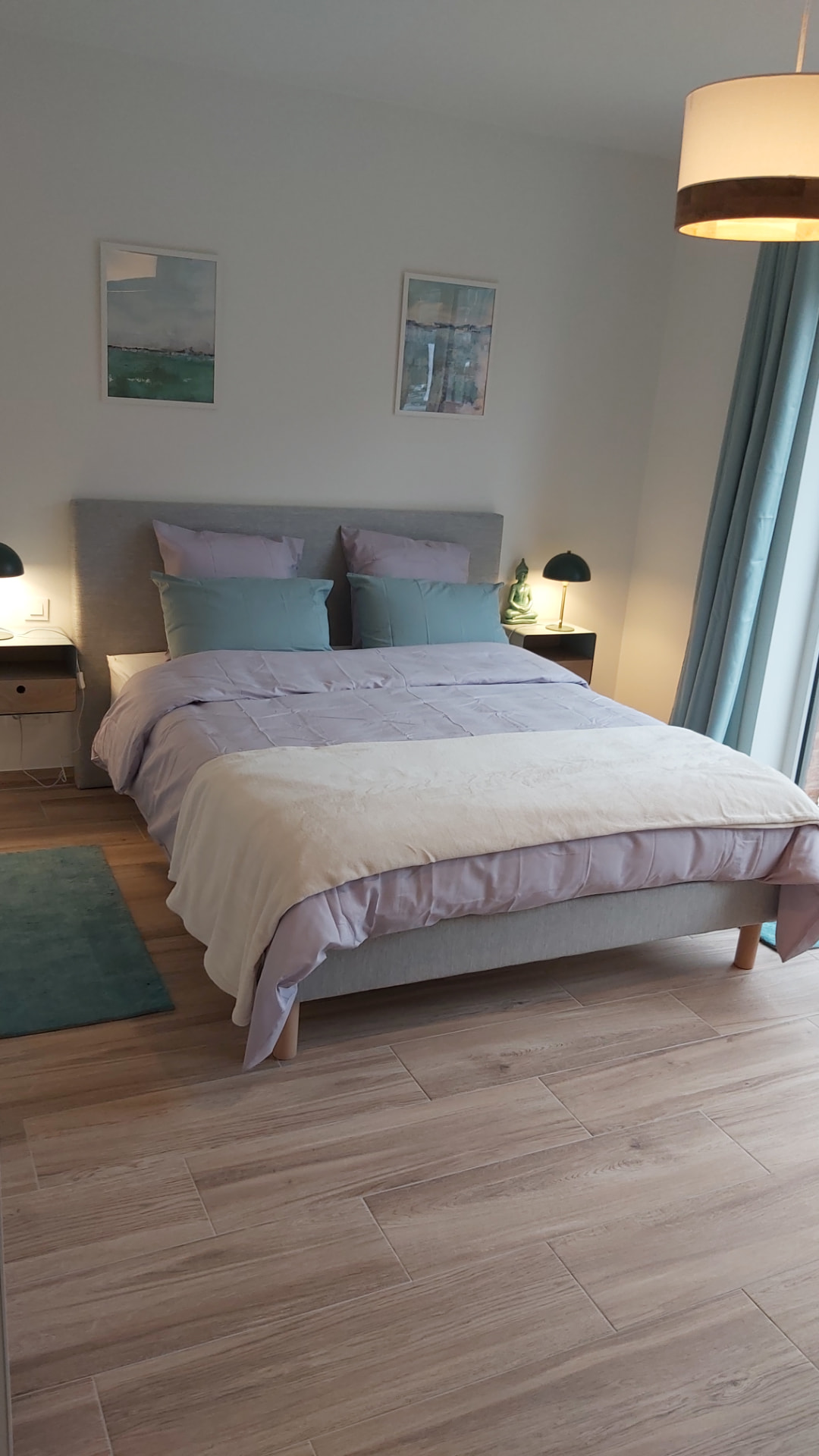 Seconde chambre du Courbevoie lodge avec tête de lit tapissée de gris