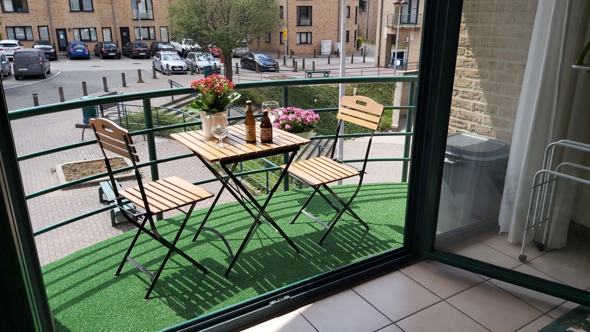 Terrasse du Bruyères lodge avec table et chaises