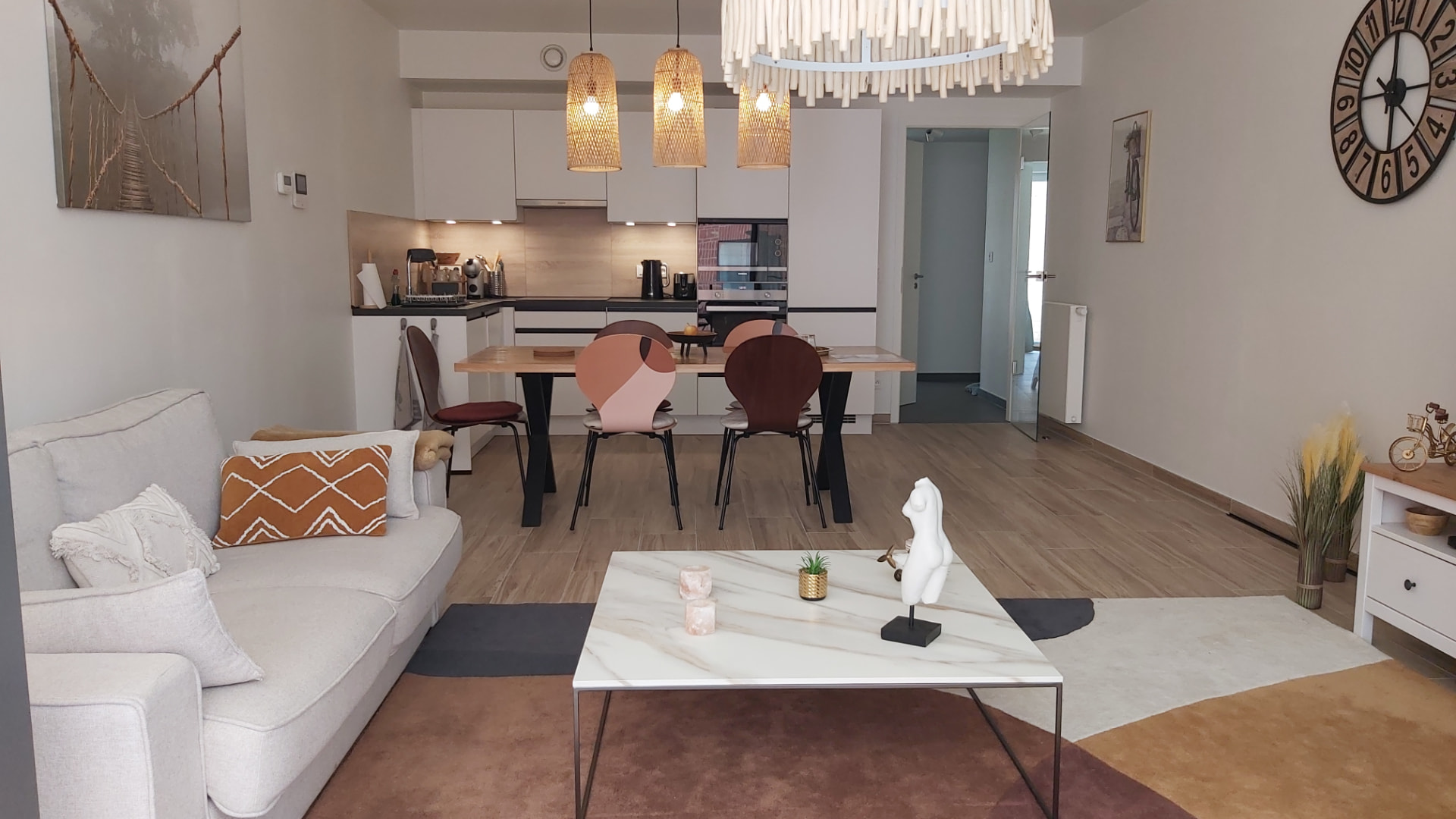 Vue du séjour du Courbevoie lodge en enfilade vers la salle à manger et la cuisine