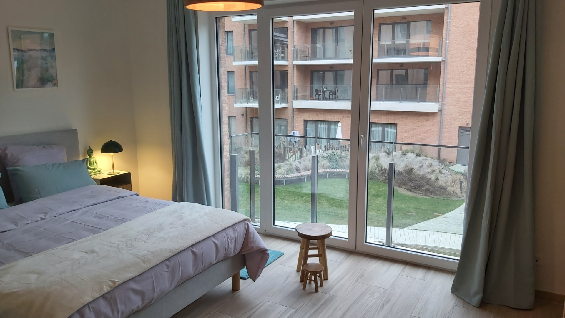 Chambre du Courbevoie lodge ouvrant sur une cour intérieure arborée