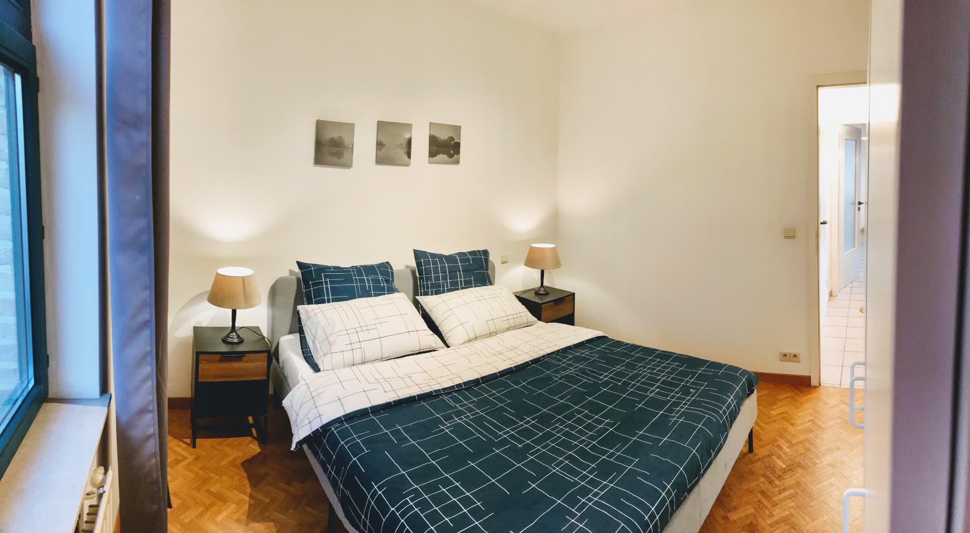 Seconde chambre du Bruyères lodge avec lampes de chevet