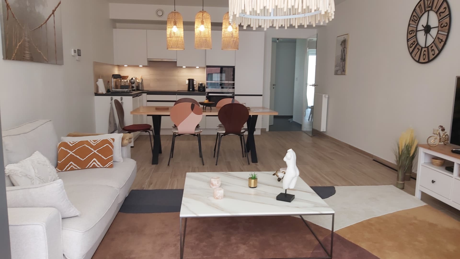 Vue générale du salon, du coin repas et de la cuisine du Courbevoie lodge