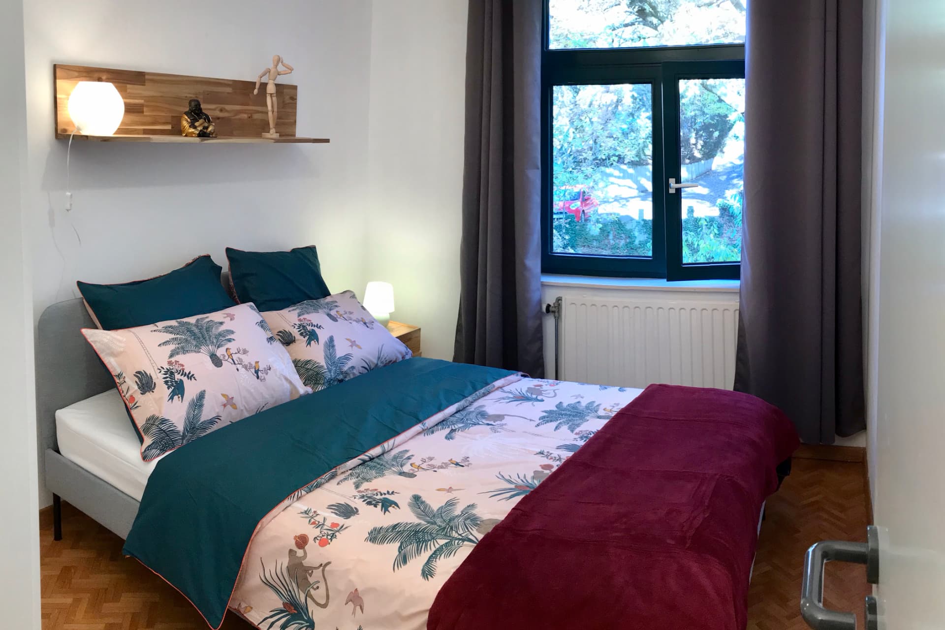 Chambre du Bruyères lodge avec lit double et fenêtre