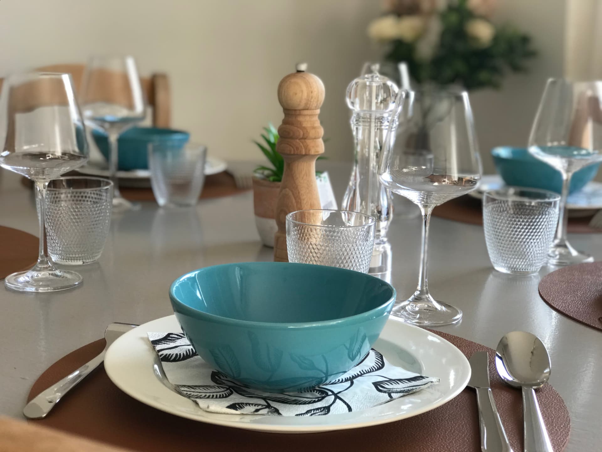 Table dressée dans l'un des lodges de Louvain-la-Neuve