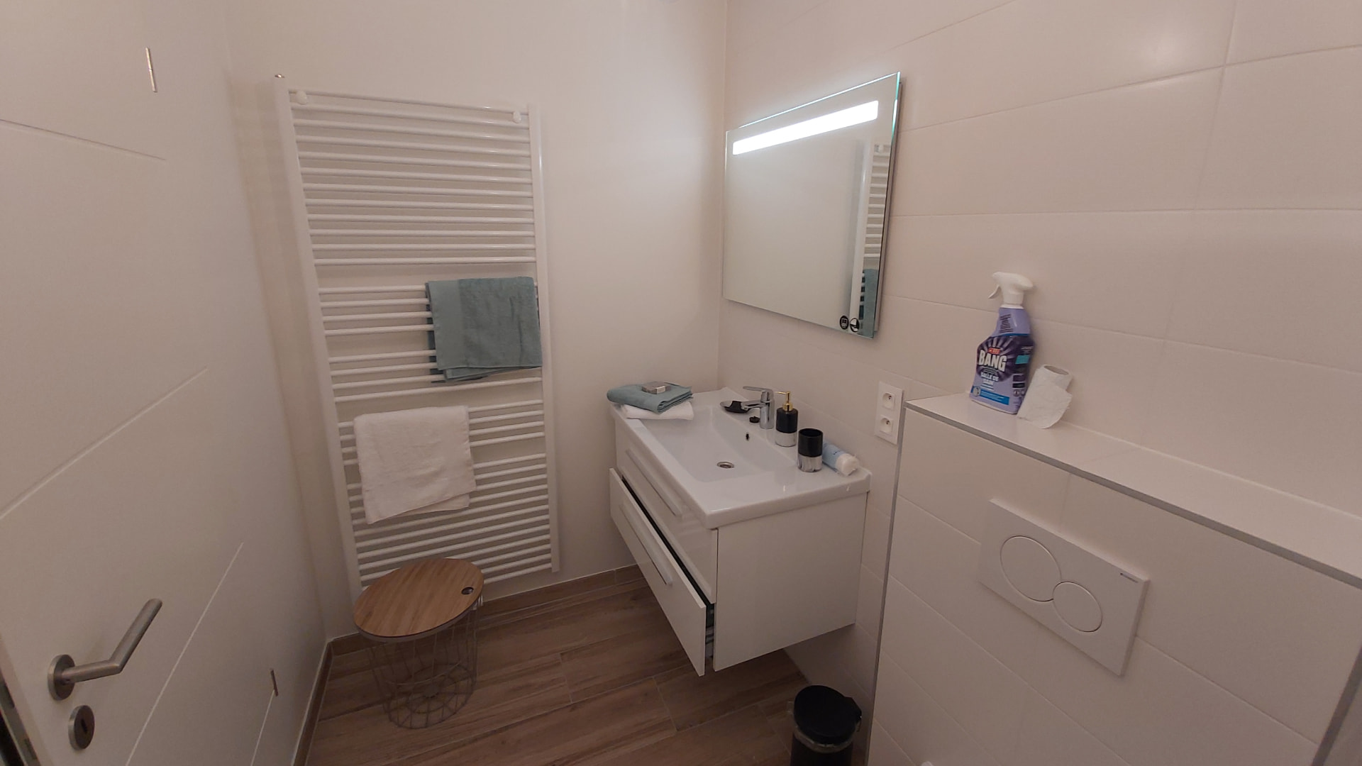 Salle de bain du Courbevoie lodge avec meuble vasque et miroir lumineux